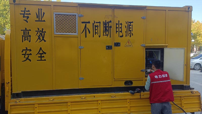 泰山柴油发电机组和UPS电源配合使用时，如何避免切换过程中的电力中断？