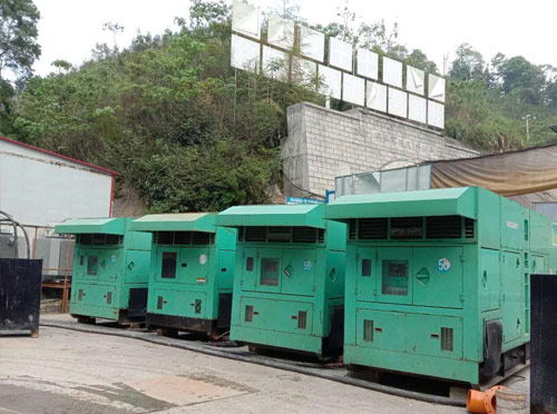 泰山先进的应急发电机系统中智能监测和控制系统如何确保电压稳定？